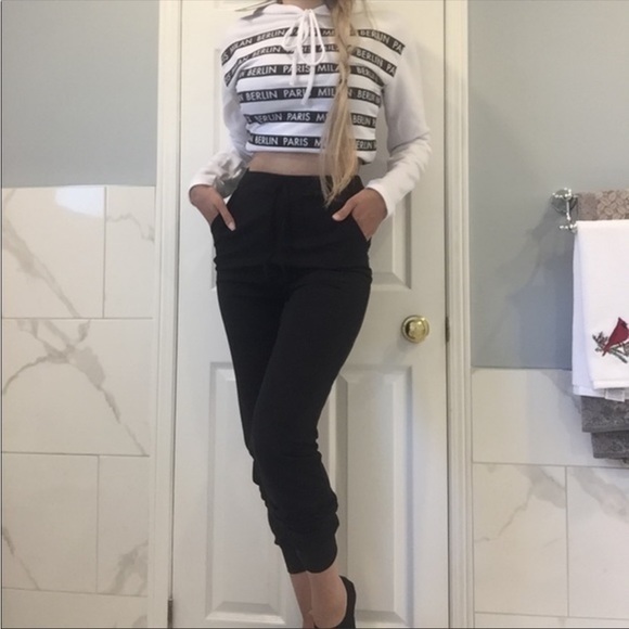 New Boohoo Black Sweatpants - Picture 2 of 5